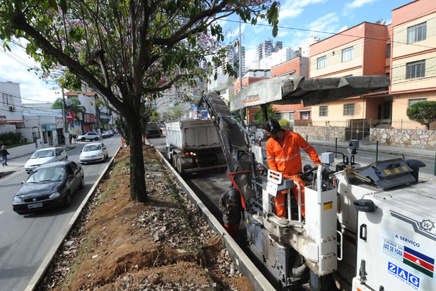 Portal de Notcias PJF | Pista central - PJF inicia servios para asfaltamento da Avenida Rio Branco | SO - 1/11/2011